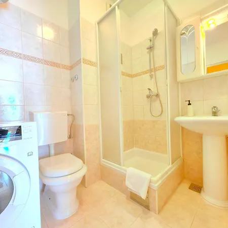 With Shared Pool アパート トロギール