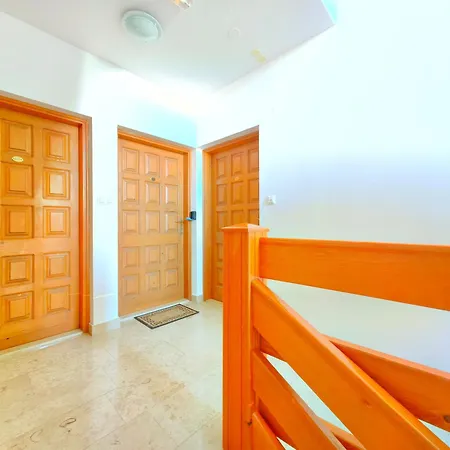 아파트 With Shared Pool