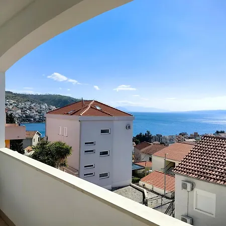 아파트 With Shared Pool